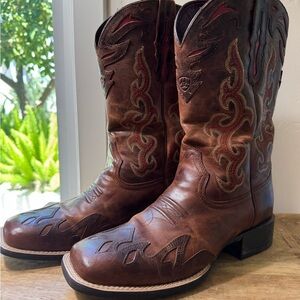 NWOT - Ariat Brown Cowboy Boots with Intricate Stitching and Overlays - Size 9
